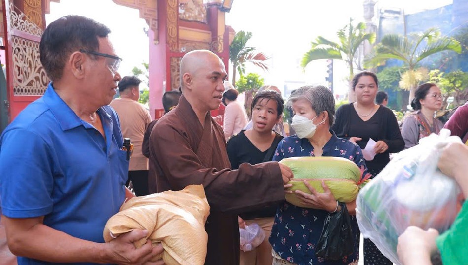 Trao quà Tết đến bà con khiếm thị trên địa bàn Q.Bình Thạnh