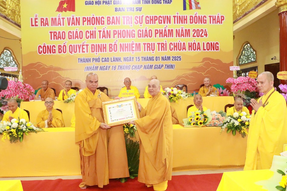 Trao quyết định bổ nhiệm trụ trì chùa Hòa Long đến Thượng tọa Thích Tĩnh Triệt Trao quyết định bổ nhiệm trụ trì chùa Hòa Long đến Thượng tọa Thích Tĩnh Triệt