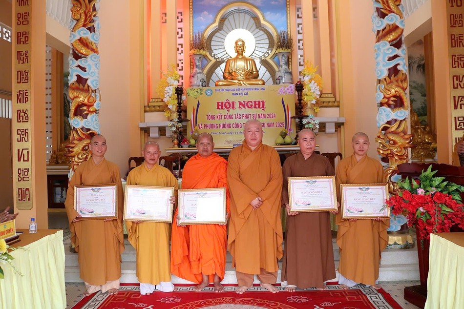 Trao Bằng công đức tuyên dương tập thể, cá nhân tiêu biểu Trao Bằng công đức tuyên dương tập thể, cá nhân tiêu biểu