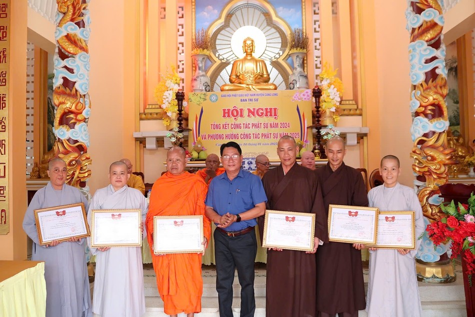 Chủ tịch UBMTTQVN huyện tặng Giấy khen đến 6 cá nhân hoàn thành công tốt công tác Phật sự năm 2024 Chủ tịch UBMTTQVN huyện tặng Giấy khen đến 6 cá nhân hoàn thành công tốt công tác Phật sự năm 2024