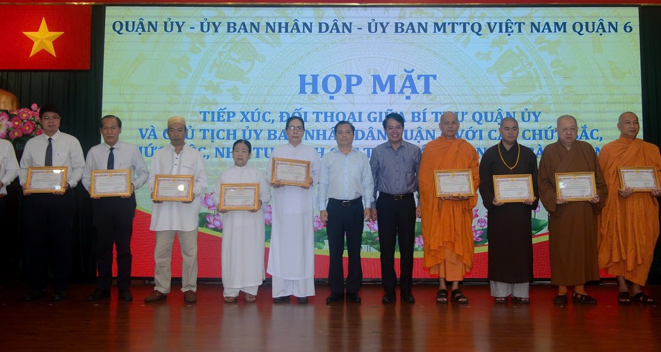 Trao Giấy khen đến các cơ sở tôn giáo có thành tích xuất sắc xuất sắc trong hoạt động an sinh xã hội Trao Giấy khen đến các cơ sở tôn giáo có thành tích xuất sắc xuất sắc trong hoạt động an sinh xã hội