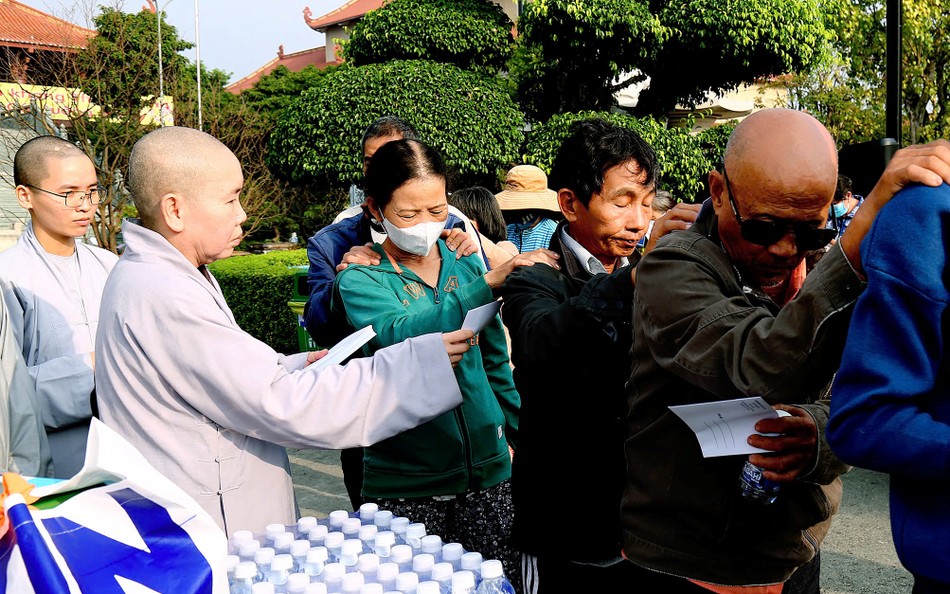 Ni sư Thích nữ Như Nguyệt trao quà đến người khiếm thị Ni sư Thích nữ Như Nguyệt trao quà đến người khiếm thị