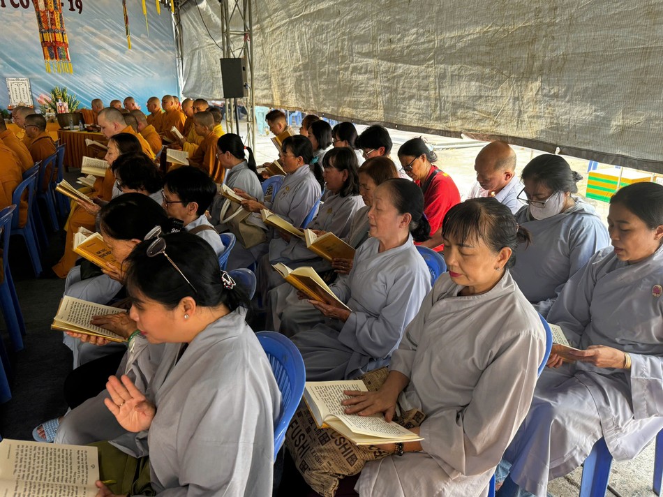 Phật tử tụng kinh cầu nguyện Phật tử tụng kinh cầu nguyện