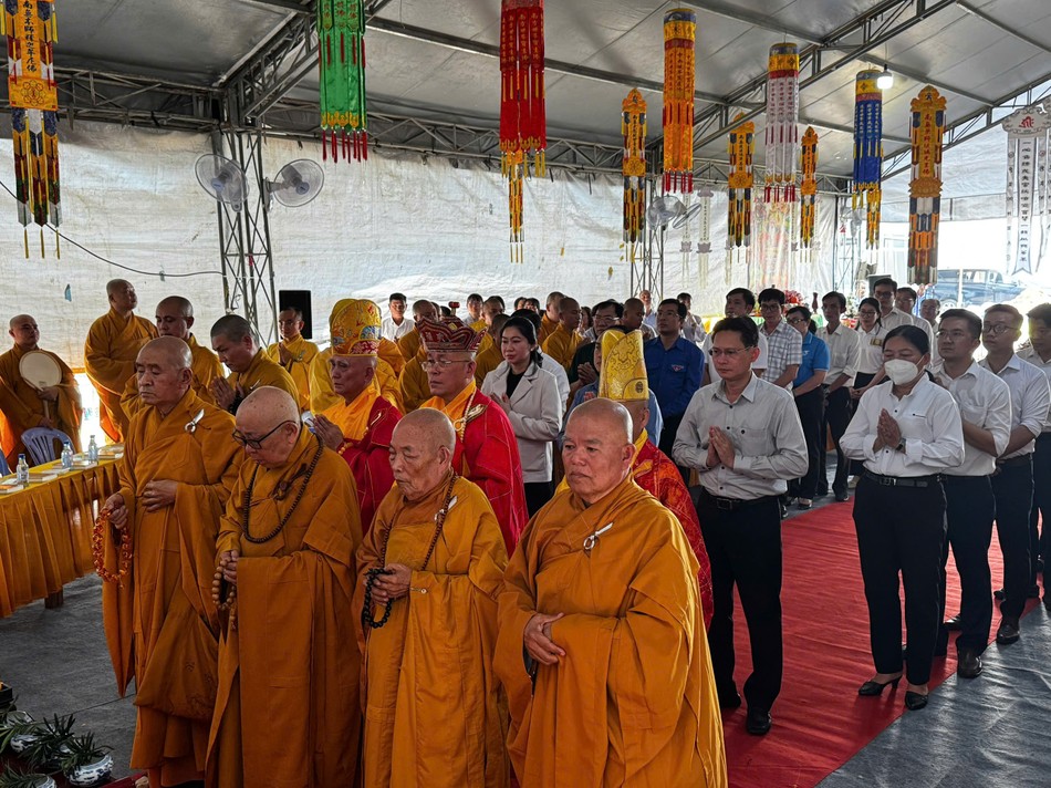 Chư tôn đức, đại biểu tưởng niệm đồng bào tử nạn trong đại dịch Covid-19 Chư tôn đức, đại biểu tưởng niệm đồng bào tử nạn trong đại dịch Covid-19
