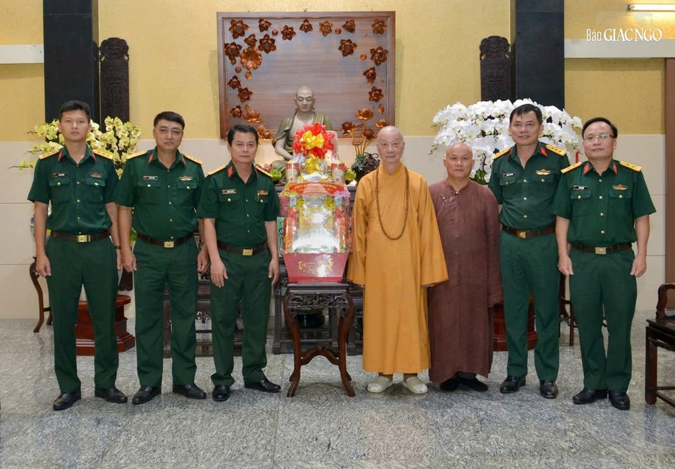 Phái đoàn Bộ Tư lệnh TP.HCM chúc Tết Đức Pháp chủ