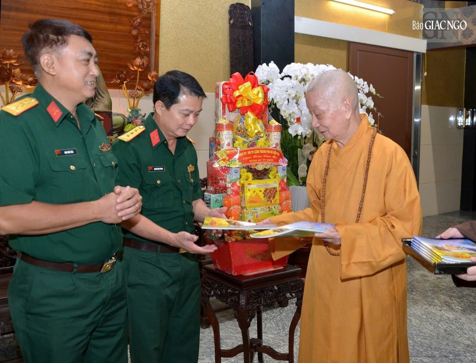 Đức Pháp chủ GHPGVN tặng giai phẩm Giác Ngộ Xuân Ất Tỵ đến Thượng tá Nguyễn Văn Trung và các thành viên của phái đoàn