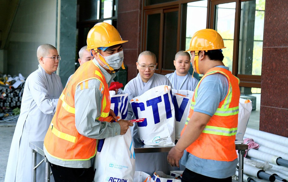 Trao quà đến các công nhân đang lao động công trình tại cơ sở II của Học viện Trao quà đến các công nhân đang lao động công trình tại cơ sở II của Học viện