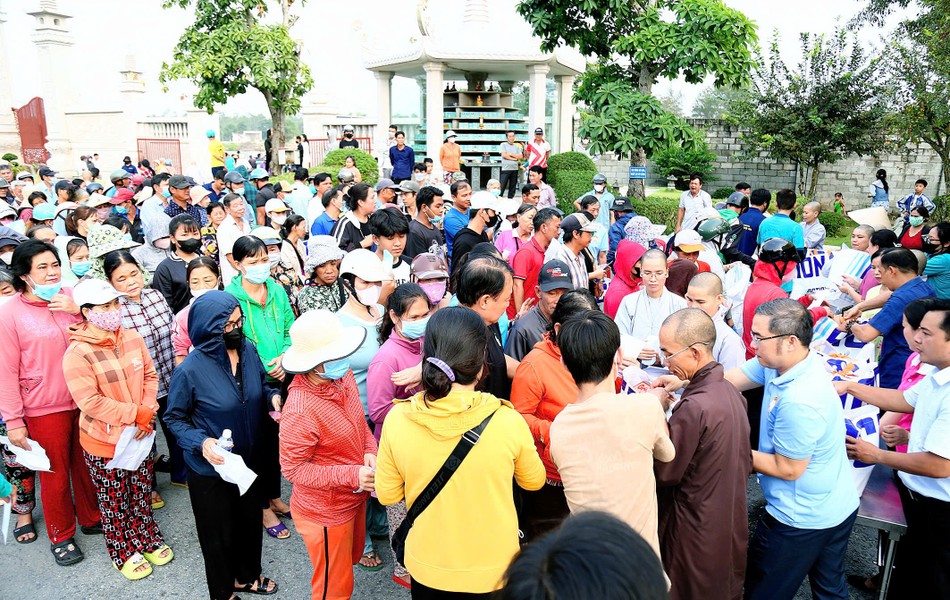 Người dân đến nhận quà Người dân đến nhận quà