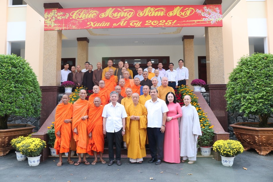 Phái đoàn lưu niệm cùng lãnh đạo tỉnh Trà Vinh