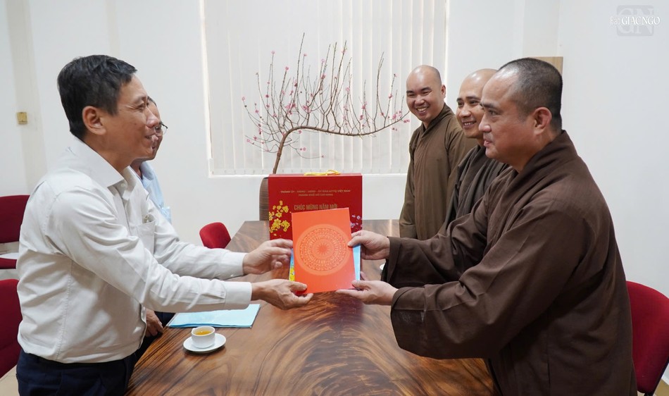 Tặng quà đến Báo Giác Ngộ Tặng quà đến Báo Giác Ngộ