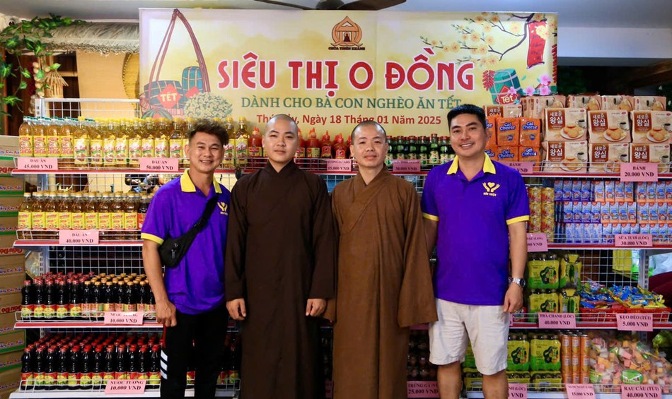 Chư Tăng chùa Thiên Khánh và các tình nguyện viên tổ chuẩn bị Siêu thị 0 đồng dành cho bà con nghèo ăn Tết Chư Tăng chùa Thiên Khánh và các tình nguyện viên tổ chuẩn bị Siêu thị 0 đồng dành cho bà con nghèo ăn Tết