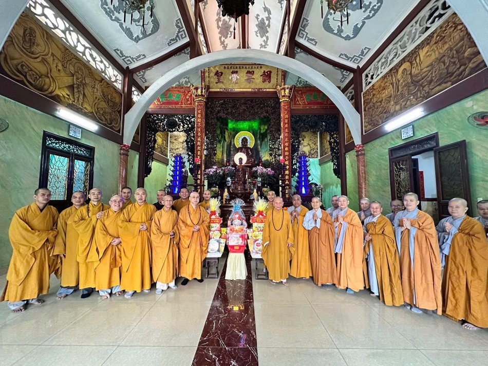 Lưu niệm cùng Trưởng lão Hòa thượng Thích Huệ Minh tại chùa Giác Uyển Lưu niệm cùng Trưởng lão Hòa thượng Thích Huệ Minh tại chùa Giác Uyển