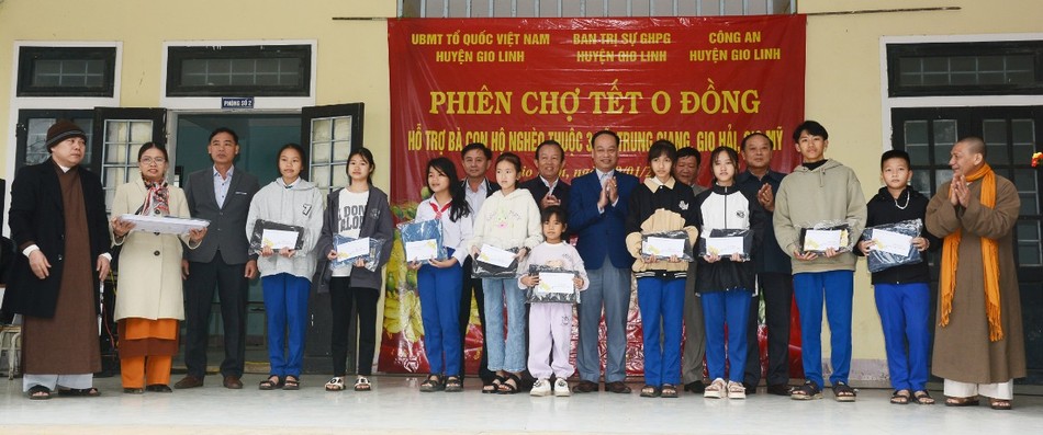 Trao quà đến các em học sinh nghèo hiếu học Trao quà đến các em học sinh nghèo hiếu học