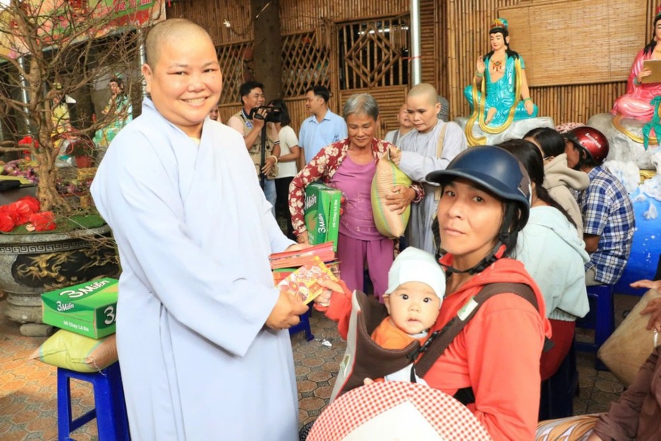 Em theo mẹ đi nhận quà Tết