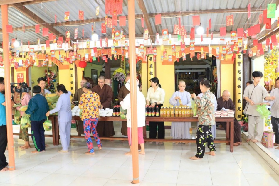 Siêu thị 0 đồng &quot;Xuân yêu thương&quot; được tổ chức tại chùa Khánh Linh