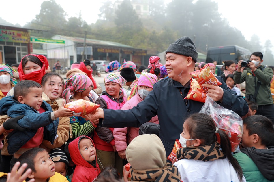 Thượng tọa Thích Thanh Phong tặng bánh đến các em thiếu nhi trên đỉnh đèo Pha Đin, Điện Biên Thượng tọa Thích Thanh Phong tặng bánh đến các em thiếu nhi trên đỉnh đèo Pha Đin, Điện Biên