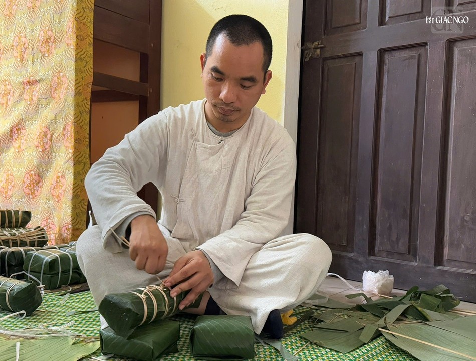 Truyền thống gói bánh Tết vẫn được giữ gìn tại các ngôi chùa xứ Huế