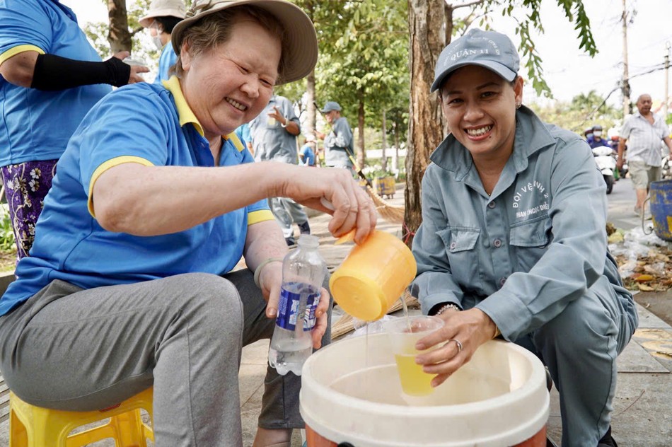 Câu lạc bộ Hành Trình Xanh phục vụ nước uống cho anh chị em công nhân vệ sinh môi trường