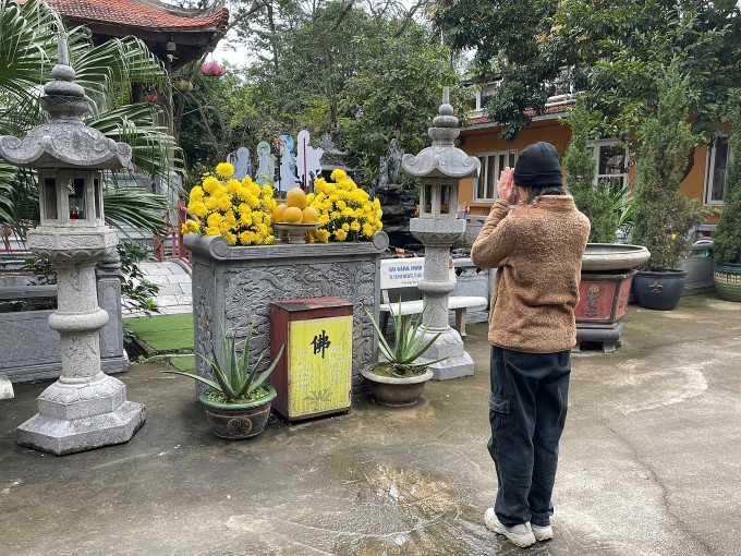 Ngọc Trang, nhân viên văn phòng 25 tuổi quê Bắc Ninh đến chùa làm công quả, tụng kinh sám hối Ngọc Trang, nhân viên văn phòng 25 tuổi quê Bắc Ninh đến chùa làm công quả, tụng kinh sám hối