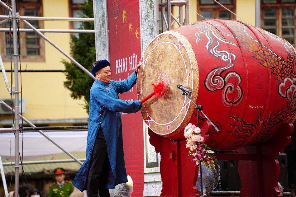 Bí thư Huyện ủy Thanh Oai Bùi Hoàng Phan đánh trống khai hội chùa Bối Khê Xuân Ất Tỵ - 2025 Bí thư Huyện ủy Thanh Oai Bùi Hoàng Phan đánh trống khai hội chùa Bối Khê Xuân Ất Tỵ - 2025