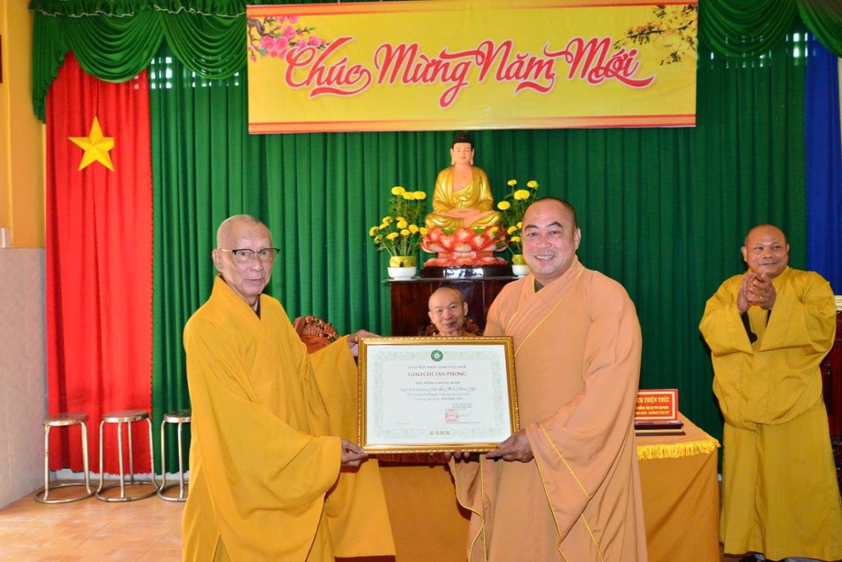 Trao Giáo chỉ tấn phong giáo phẩm của Ban Thường trực Hội đồng Chứng minh Trao Giáo chỉ tấn phong giáo phẩm của Ban Thường trực Hội đồng Chứng minh