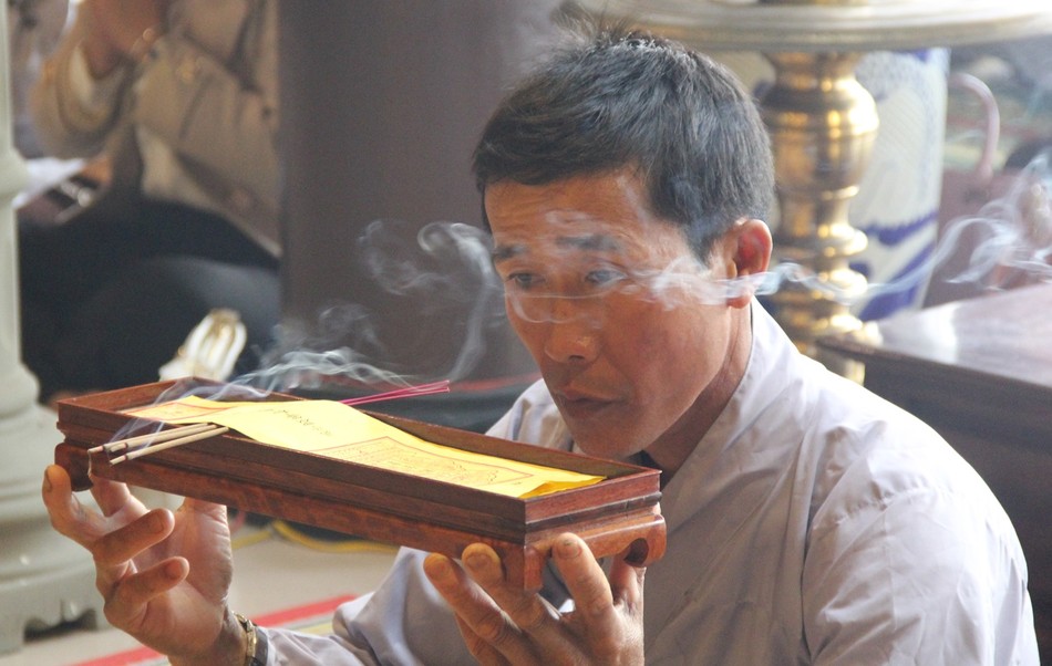 Phật tử đại diện đội sớ cầu an ngày rằm tháng Giêng