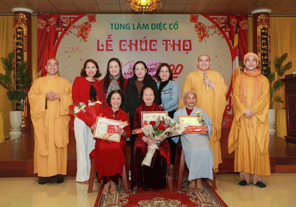 Lễ chúc thọ Phật tử cao niên tại chùa Diệc Lễ chúc thọ Phật tử cao niên tại chùa Diệc