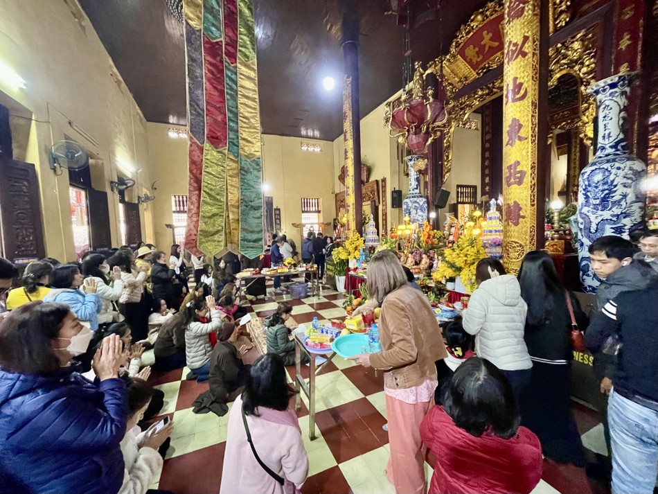 Dòng người đi lễ đông đúc nhưng vẫn giữ được trật tự. Những lời khấn nguyện thầm lặng, những nén nhang thơm được thắp lên với ước mong một năm mới bình an, hạnh phúc - Ảnh: Phương Bùi