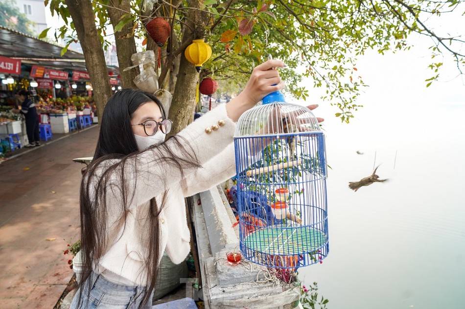 Bạn Dương Hồng Phúc (Cầu Giấy, Hà Nội) bày tỏ: “Phóng sinh là cứu vớt chúng sinh khỏi giam cầm, với ý nghĩa này, cứ vào rằm tháng Giêng, tôi đều mua chim để thả phóng sinh&quot; - Ảnh: Đức Nguyễn