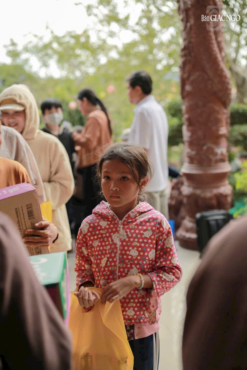 Em nhận quà nhân dịp đi lễ chùa đầu xuân