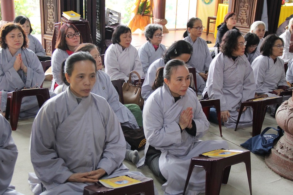 Phật tử tham dự và tụng kinh Dược Sư