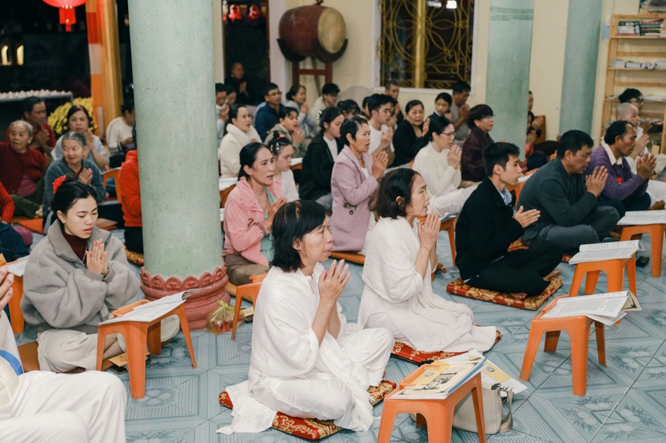 Phật tử chí thành tụng niệm lời kinh an lành