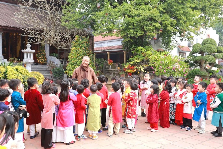 Các em quây quần bên Thượng tọa trụ trì chùa Gác Chuông