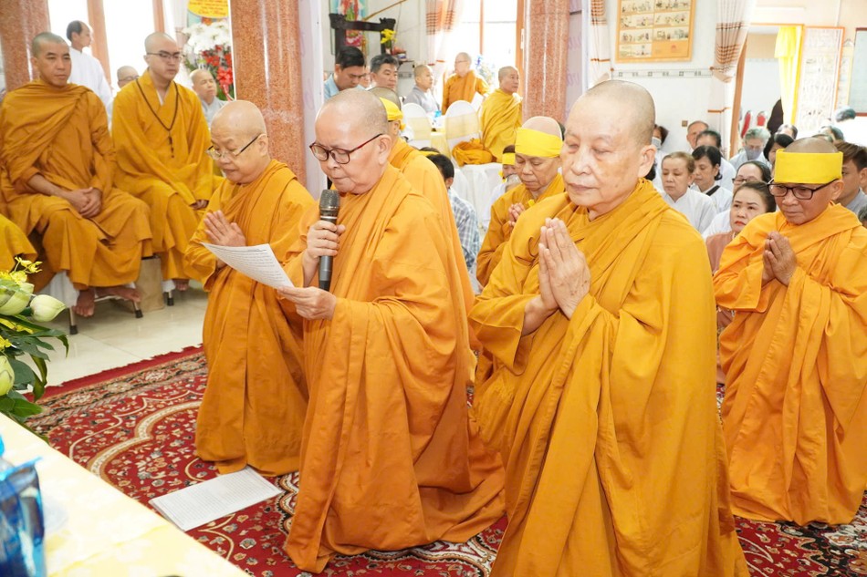 Ni sư Thích nữ Thùy Liên dâng lời phát nguyện