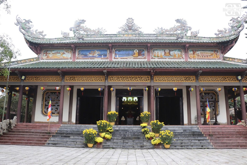 Đến năm Kỷ Sửu (1739), chúa Nguyễn Phúc Khoát khi ngự giá ra Quảng Trị đã ban sắc phong và đặt tên Sắc tứ Tịnh Quang, đánh dấu vai trò quan trọng của chùa đối với Phật giáo Đàng Trong