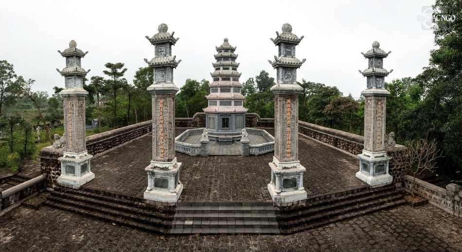 Trong khuôn viên chùa hiện nay có khu tháp Tổ, nơi tôn trí nhục thân và di cốt của các bậc danh Tăng đã từng trụ trì và hoằng pháp tại chùa qua các thời kỳ. Các tháp Tổ là dấu ấn quan trọng, thể hiện sự kế thừa của truyền thống Phật giáo và công hạnh của các bậc tiền nhân