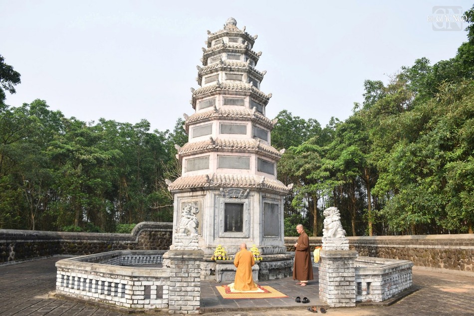 Tháp Hòa thượng Tu Pháp - Chí Khả, vị Tổ đầu tiên có công sáng lập tổ đình Sắc tứ Tịnh Quang vào năm 1739