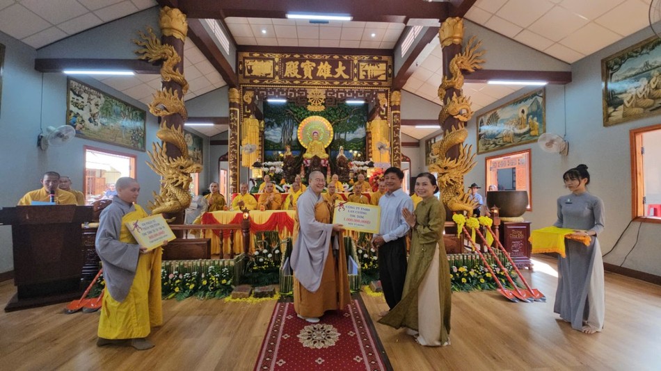 Trao bảng tượng trưng số tiền ủng hộ xây dựng chùa Phước Huệ Trao bảng tượng trưng số tiền ủng hộ xây dựng chùa Phước Huệ