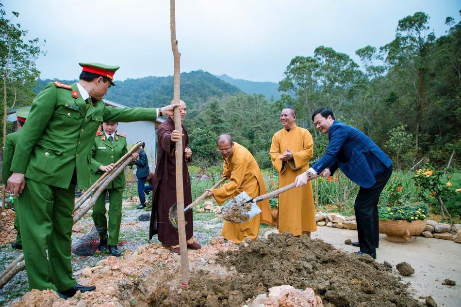 Phong trào Tết trồng cây là nếp sống đẹp của người Việt Nam, góp phần bảo vệ môi trường sinh thái, giữ gìn cảnh quan thiên nhiên Phong trào Tết trồng cây là nếp sống đẹp của người Việt Nam, góp phần bảo vệ môi trường sinh thái, giữ gìn cảnh quan thiên nhiên