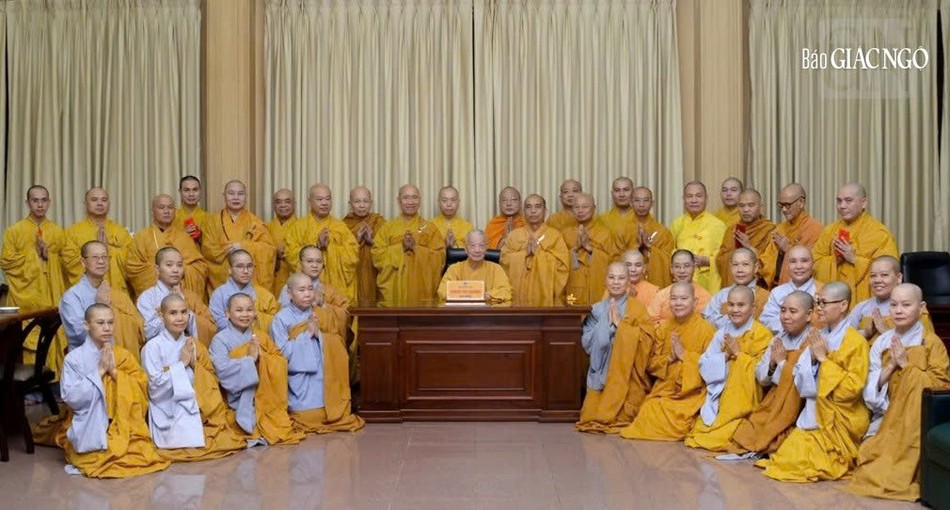 Đức Pháp chủ lưu niệm cùng chư tôn đức Hội đồng Điều hành, giảng viên và nhân viên Học viện Phật giáo VN tại TP.HCM