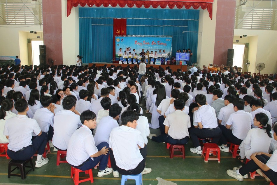 Quang cảnh buổi trao học bổng Quang cảnh buổi trao học bổng