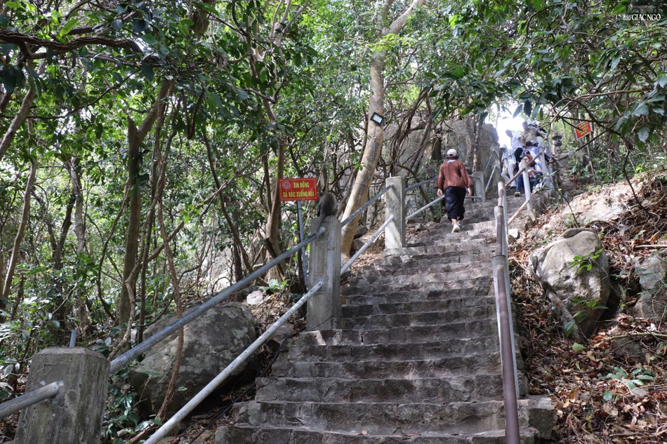 Đường lên chùa Vân Sơn