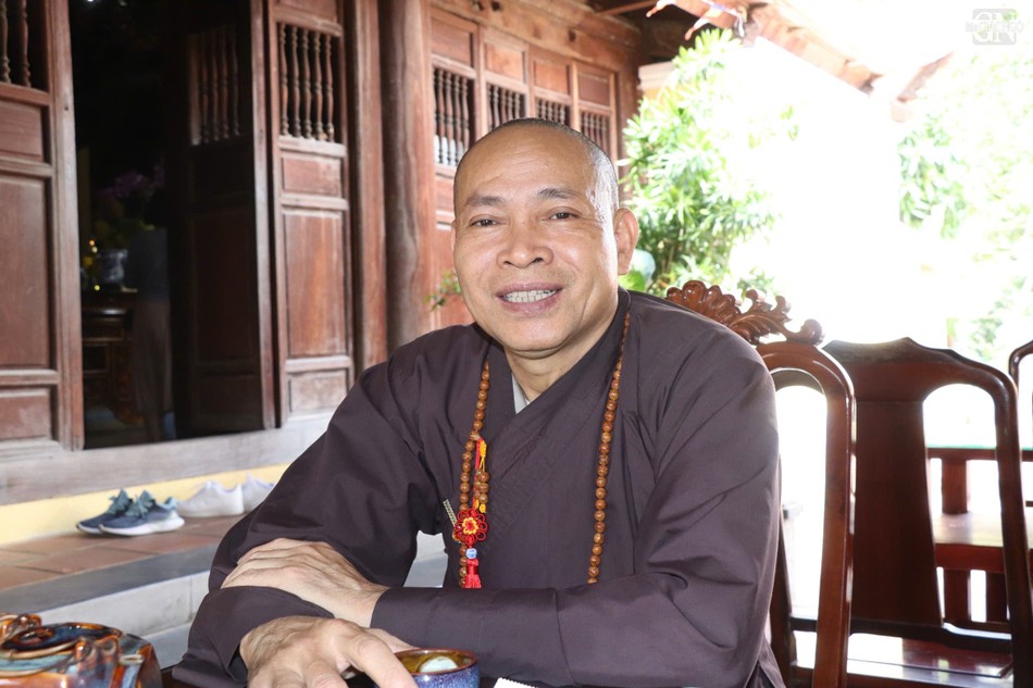 Thượng tọa Thích Trung Sơn, trụ trì chùa Vân Sơn chia sẻ: “Chùa không chỉ là nơi tu tập, mà còn là ngôi nhà tâm linh của bà con Phật tử và những người con xa quê khi về Côn Đảo. Mỗi khóa tu, mỗi thời kinh đều mang ý nghĩa cầu nguyện cho đất nước thái bình, chúng sinh an lạc, đồng thời là cơ hội để mọi người học Phật pháp, nuôi dưỡng tâm từ bi”