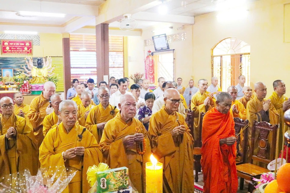 Chư tôn đức và đại diện chính quyền dâng hương tưởng niệm