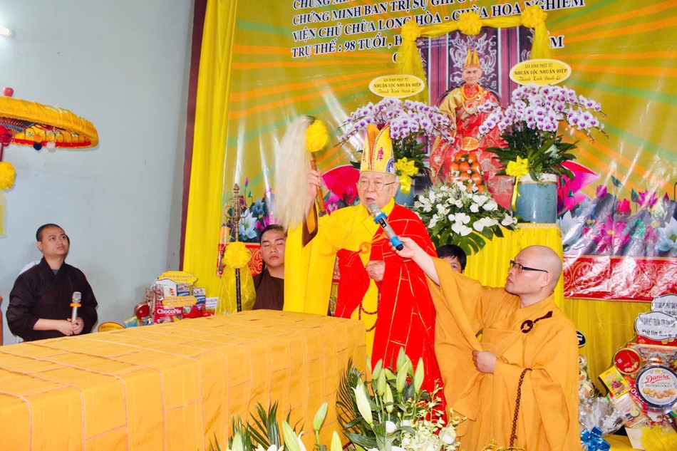 Trưởng lão Hòa thượng Thích Liễu Giải cung tuyên pháp ngữ, thực hiện nghi thức phất trần Trưởng lão Hòa thượng Thích Liễu Giải cung tuyên pháp ngữ, thực hiện nghi thức phất trần