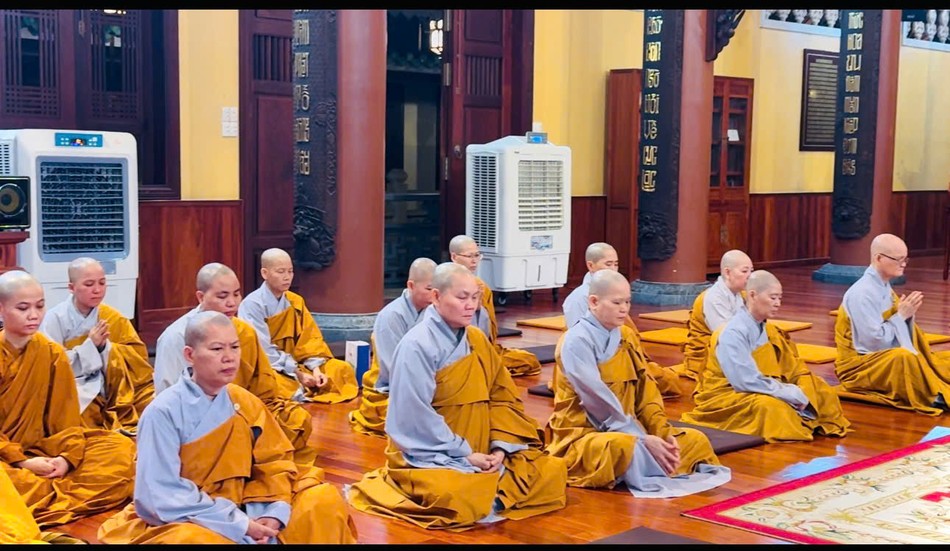 Sau buổi lễ, chư tôn đức lắng nghe lời sách tấn từ Trưởng lão Hòa thượng Chứng minh và thông báo những hoạt động Phật sự sắp tới từ Thượng tọa Thích Đạt Đức, Trưởng ban Trị sự GHPGVN Q.Tân Bình