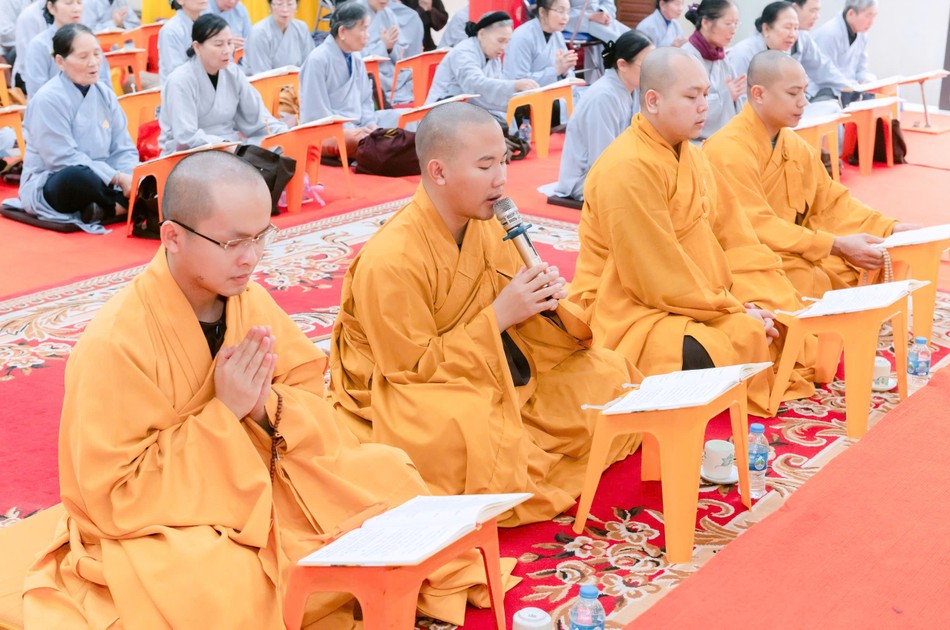 Chư Tăng chùa Thanh Hà hướng dẫn đại chúng tụng kinh Dược Sư Chư Tăng chùa Thanh Hà hướng dẫn đại chúng tụng kinh Dược Sư