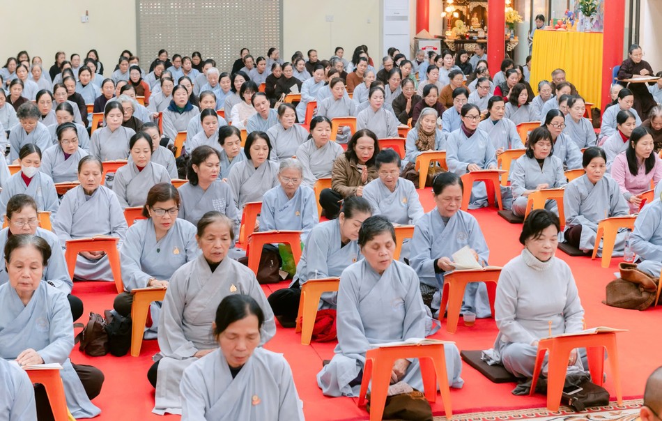 Phật tử trì tụng kinh Dược Sư cầu nguyện quốc thái dân an Phật tử trì tụng kinh Dược Sư cầu nguyện quốc thái dân an