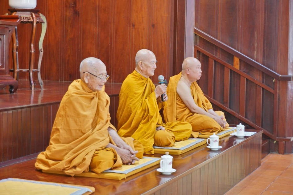 Trưởng lão Hòa thượng Thích Giác Giới ban đạo từ