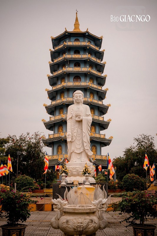 Một trong những điểm nhấn kiến trúc quan trọng của chùa là bảo tháp Di Đà uy nghiêm với 9 tầng, mỗi tầng thờ một tôn tượng Phật. Trước bảo tháp, tượng Phật A Di Đà bằng đá cẩm thạch nguyên khối cao 9m, nặng 40 tấn